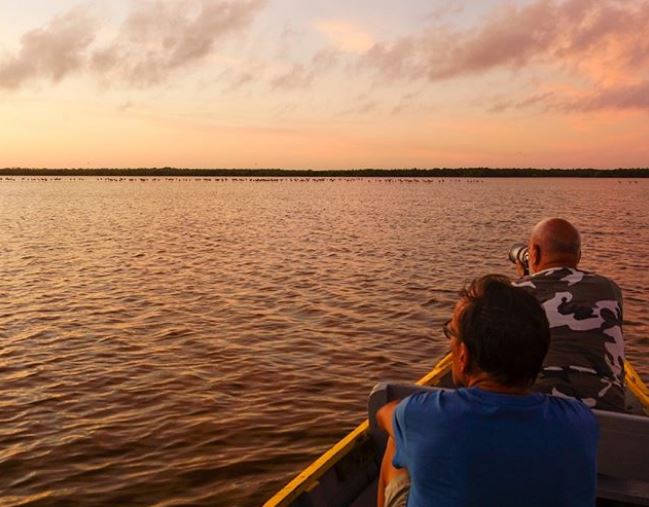 reizigers maken een bigi pan boottocht suriname