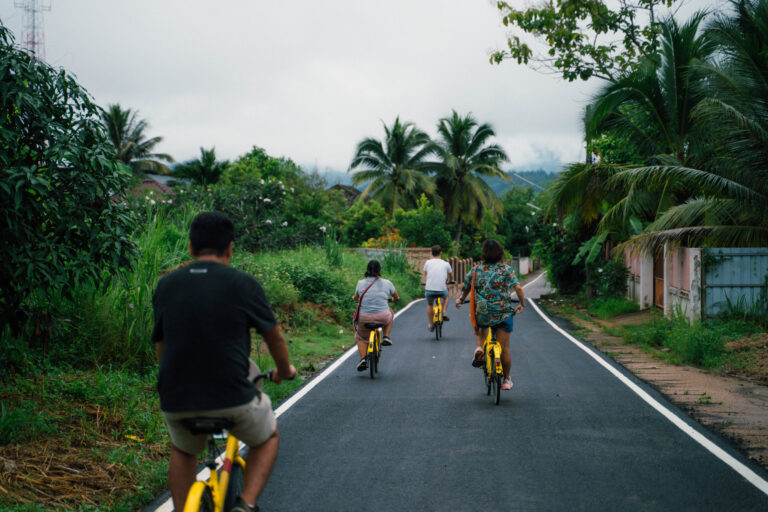 Biking Mae Sariang in Sariang Tai Yai-dorp, Thailand