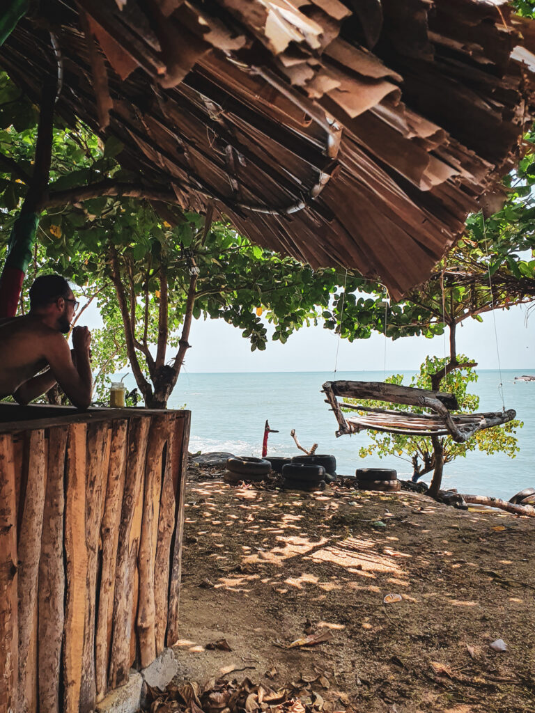 strandbar met houten hangstoel en zeezicht Sri Lanka