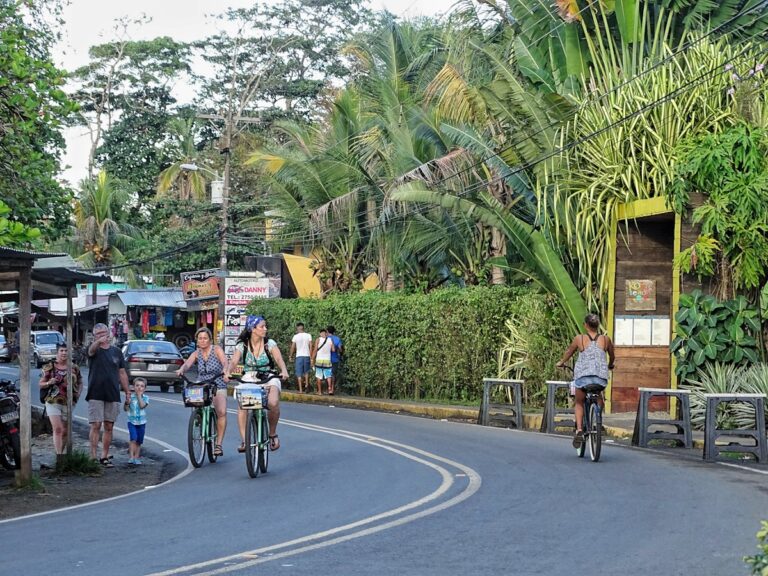 fieters en wandelaars in Cahuita
