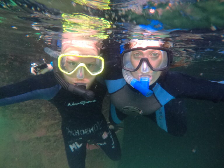 twee meiden in snorkeluitrusting onderwater