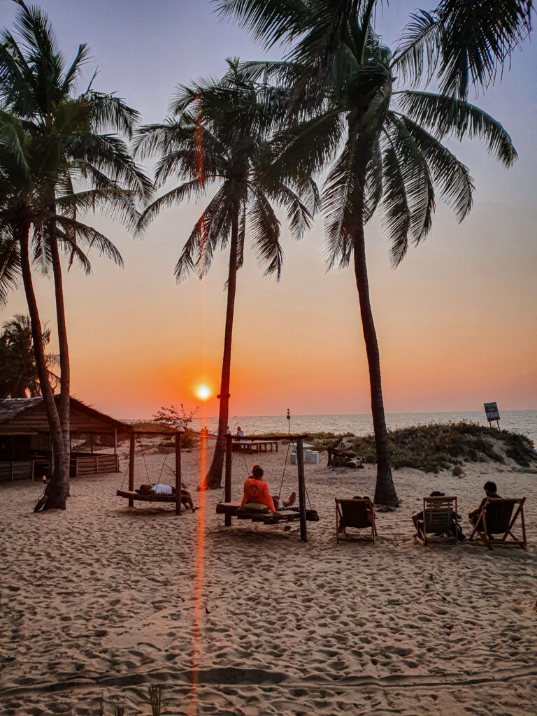 ondergaande zon en palmbomen aan strand van Kalpitiya