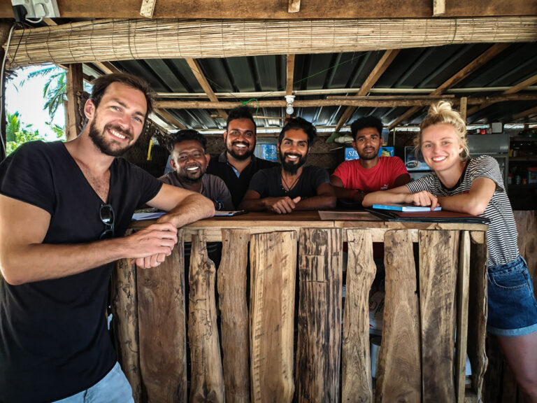 reisbloggers Erik en Lisa met locals in Sri Lanka