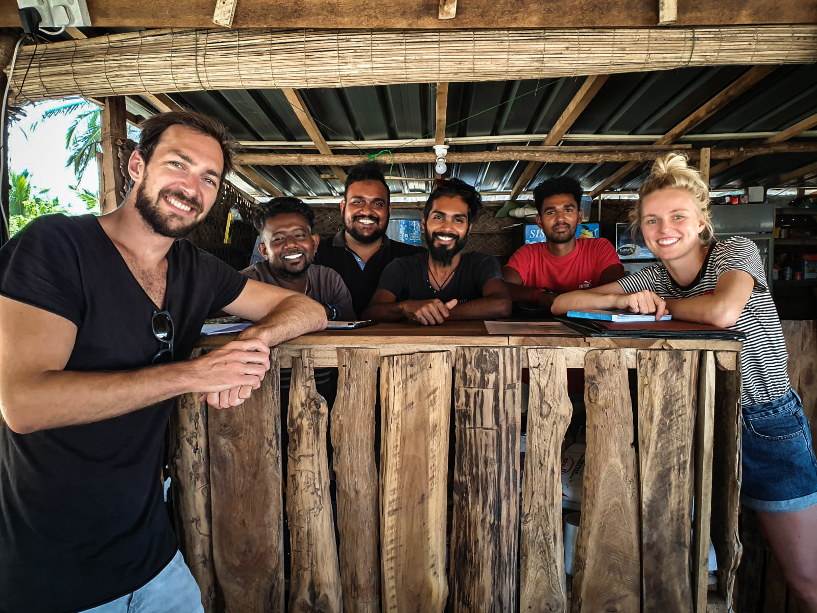reisbloggers Erik en Lisa met locals in Sri Lanka