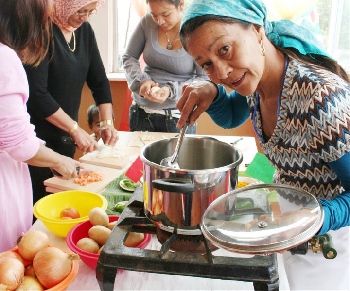 local aan het koken tijdens een kookworkshop in bo-kaap in zuid-afrika