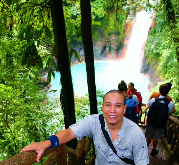 reizigers voor de rio celeste waterval