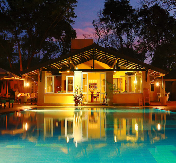 luxe hotel met verlicht zwembad sri lanka