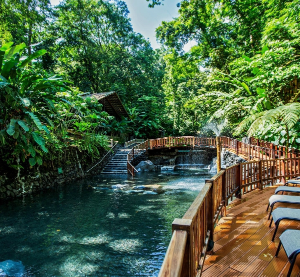 thermale baden met houten bruggen omringd door jungle groen