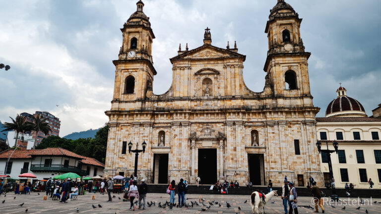 colombia bogota kathedraal met plein