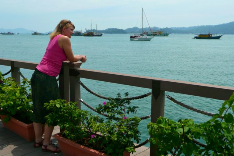Binnenlandse vlucht naar havenstad Kota Kinabalu in Borneo