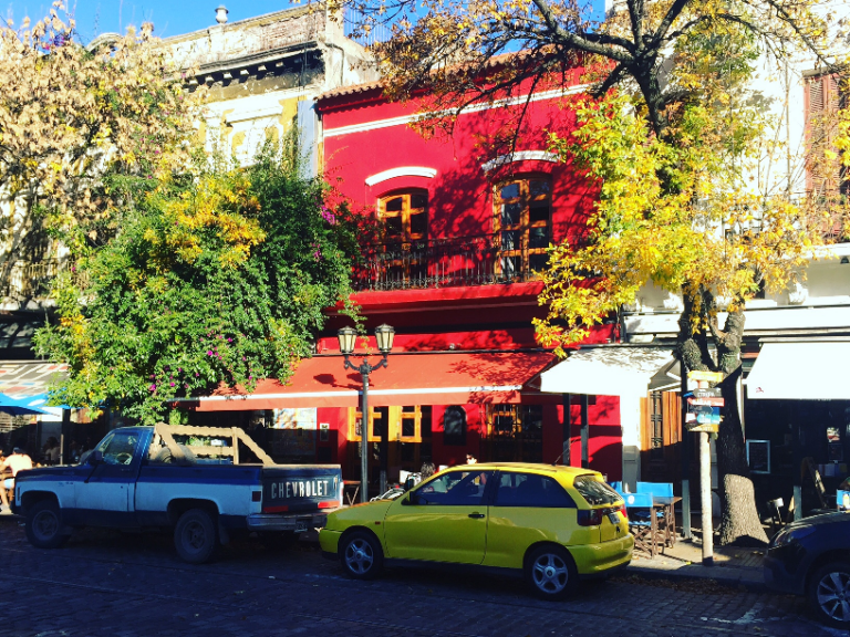 straat in Buenos Aires met rood huis