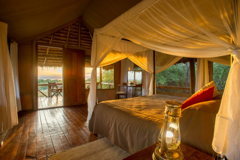 Kamer met tweepersoonshemelbed in Burunge Tented Lodge in Tanzania