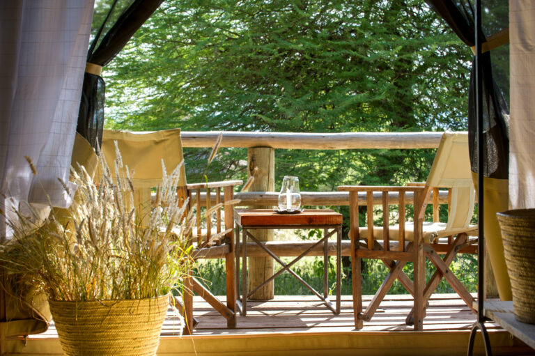 Terras met zitje en uitzicht vanuit de tent bij Burunge Lodge in Tanzania