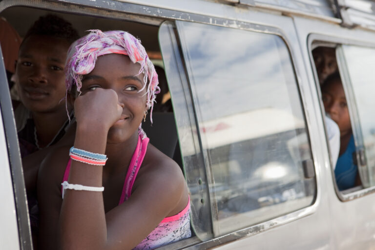 Lokaal meisje kijkend uit raam van bus in Madagaskar