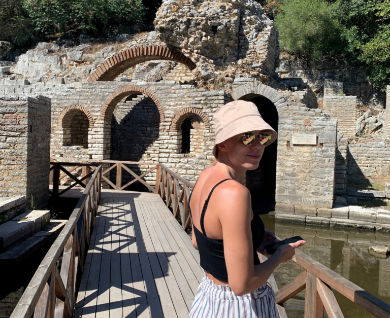 vrouw met hoedje bij ruïnes in albanië