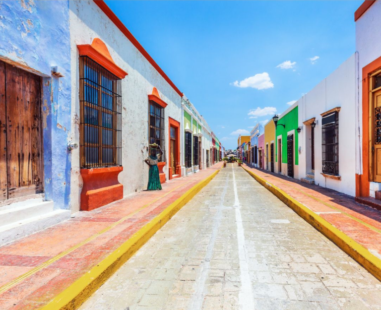 Gekleurde huisjes en stoepen in een straat in Campeche Mexico
