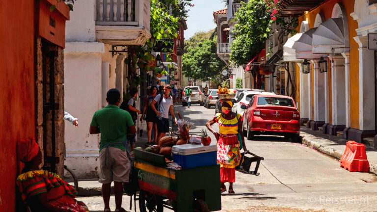 locals op straat met fruit in cartagena