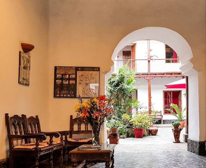 accommodatie met zithoek en boog naar de binnentuin