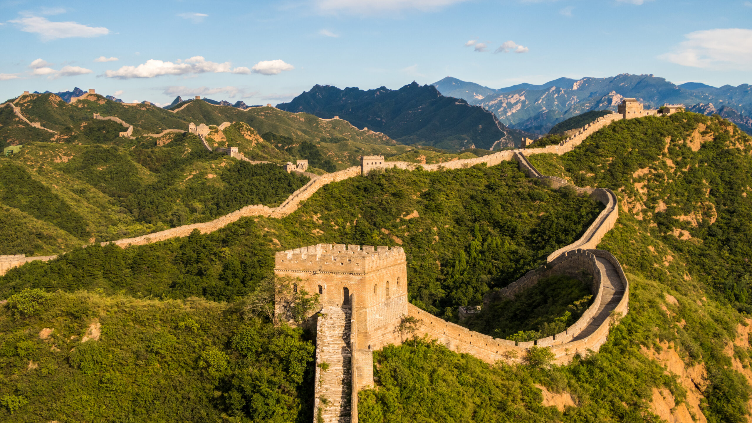 oude muren van de chinese muur slingeren door groene berglandschap