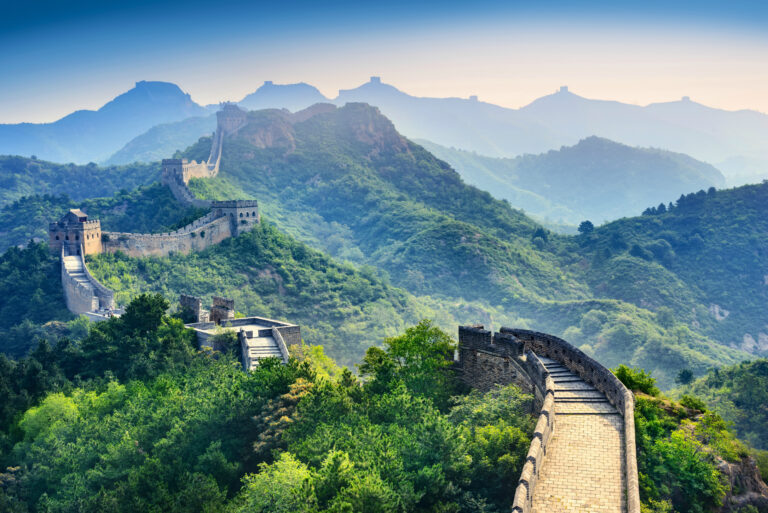 Chinese muur slingerend door het Chinese groene bergachtige landschap
