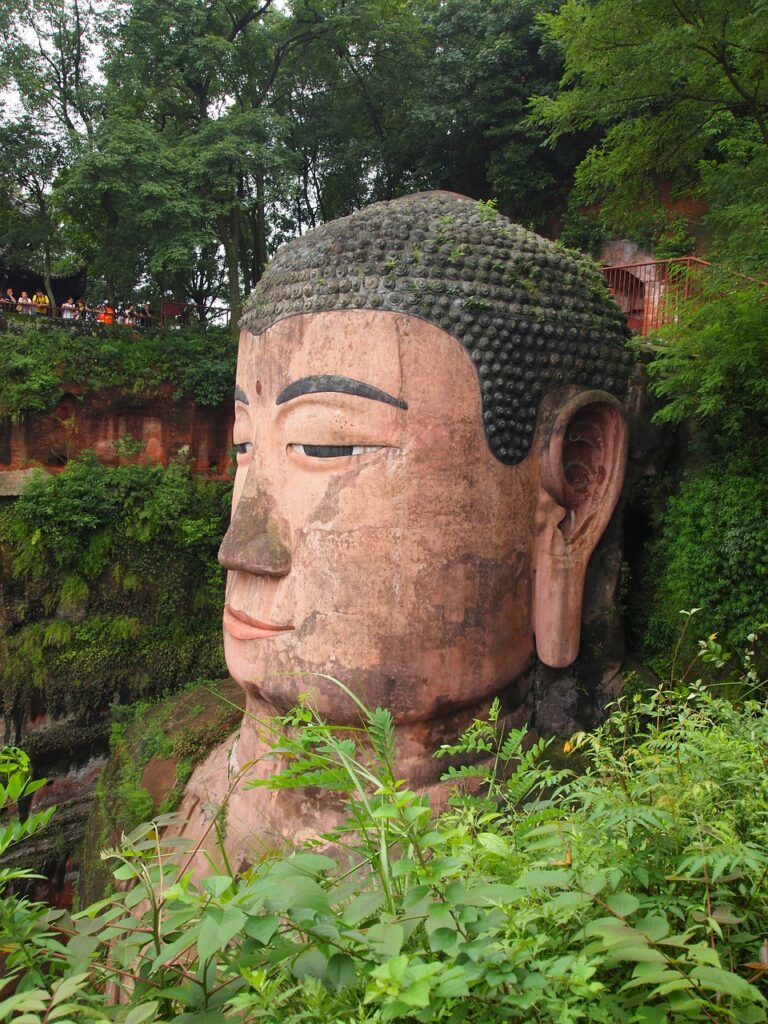 het hoofd van de Grote Boeddha van Leshan