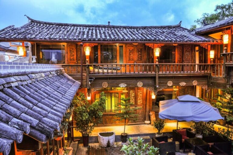 sfeervol verlicht traditioneel buitenaanzicht houten boetiek guesthouse China