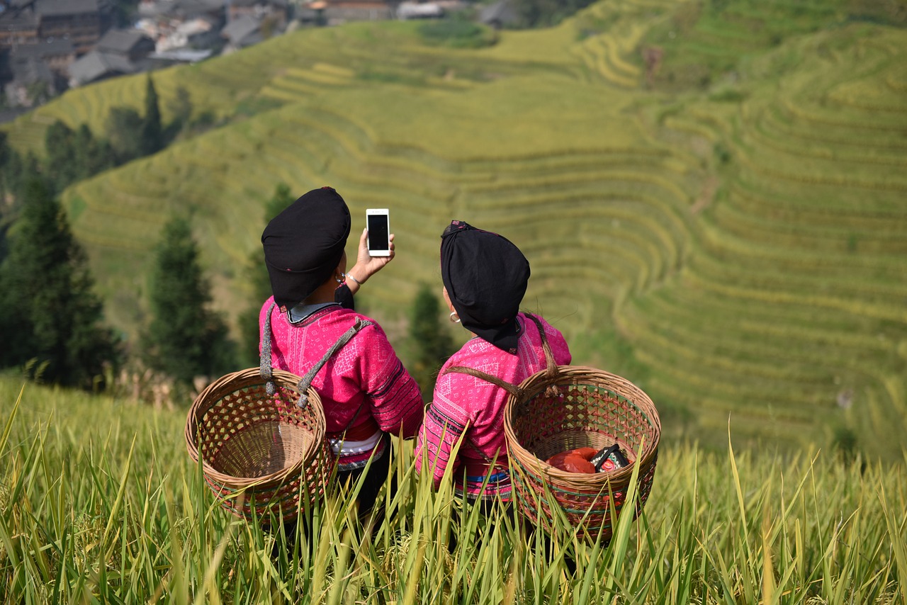 chinese vrouwen Yao minderheid maken een selfie tussen rijstvelden