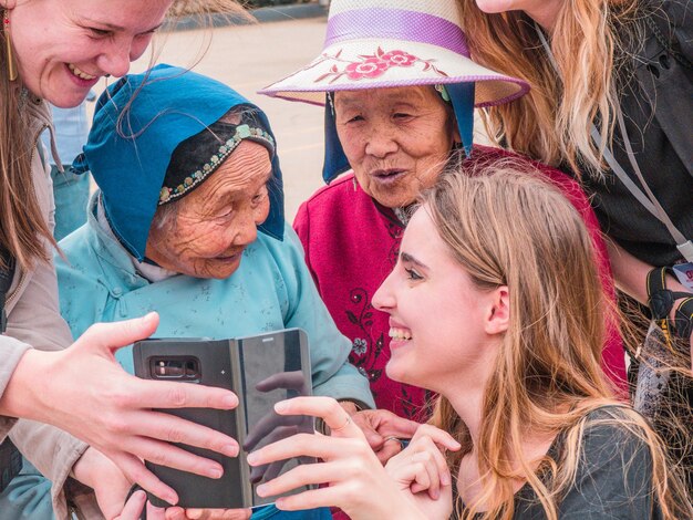 reizigers laten foto zien aan lokale Aziatische oudere vrouwen