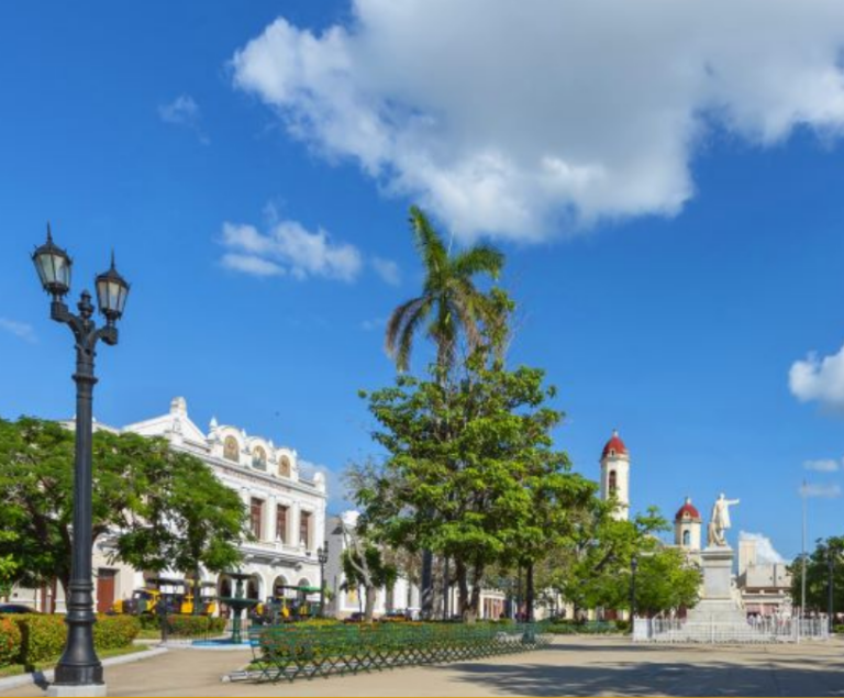 stadsplein met bomen en gebouwen in cienfuegos