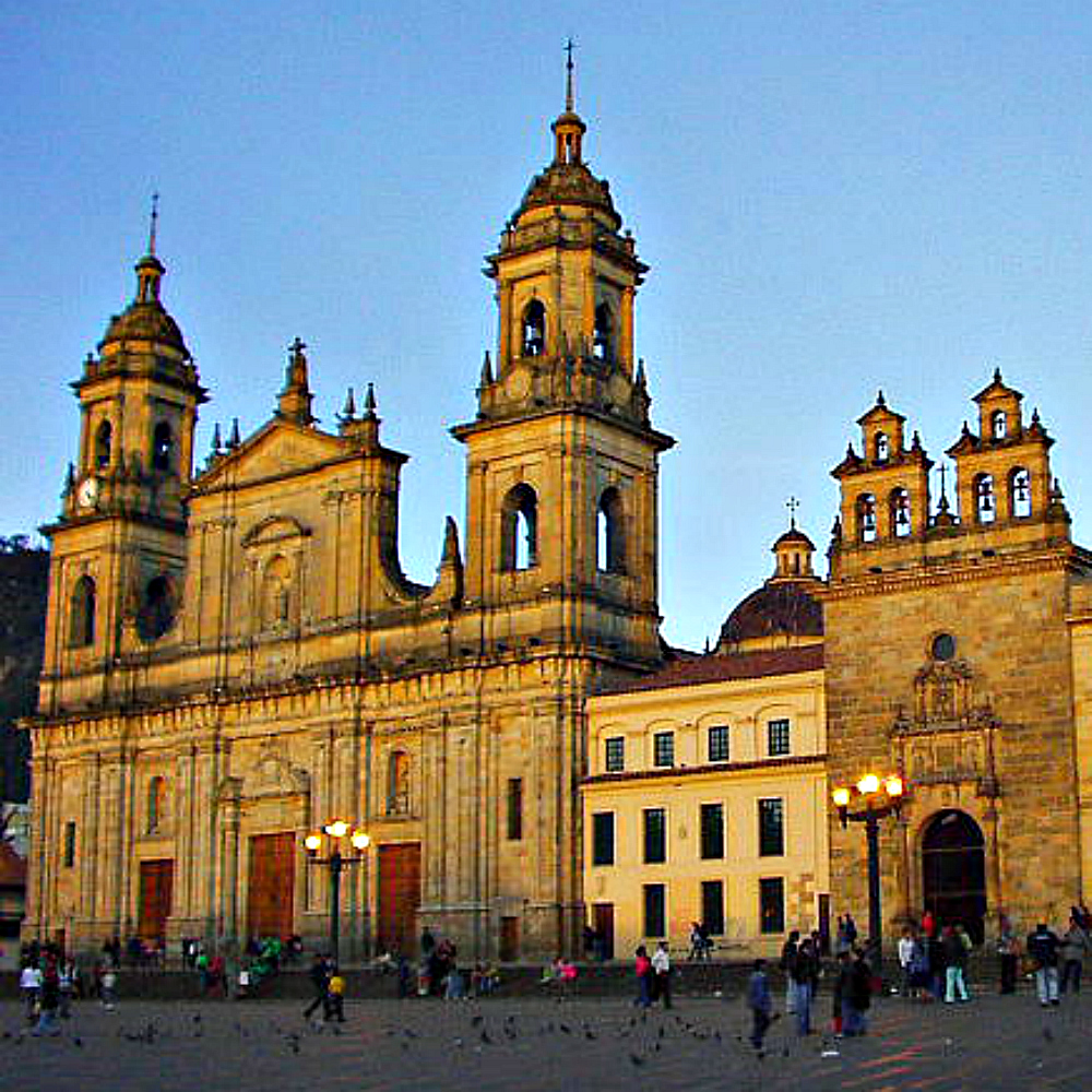 stadsplein met historische gebouwen in bogota