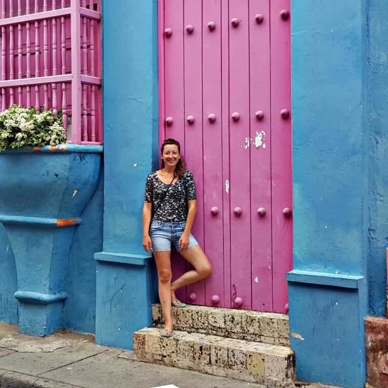 colombia cartagena poseren voor gekleurd huis