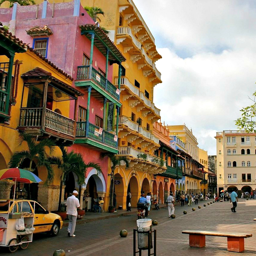 straat met gekleurde huizen in de stad cartagena