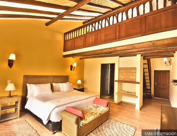 hotelkamer met tweepersoonsbed en vide