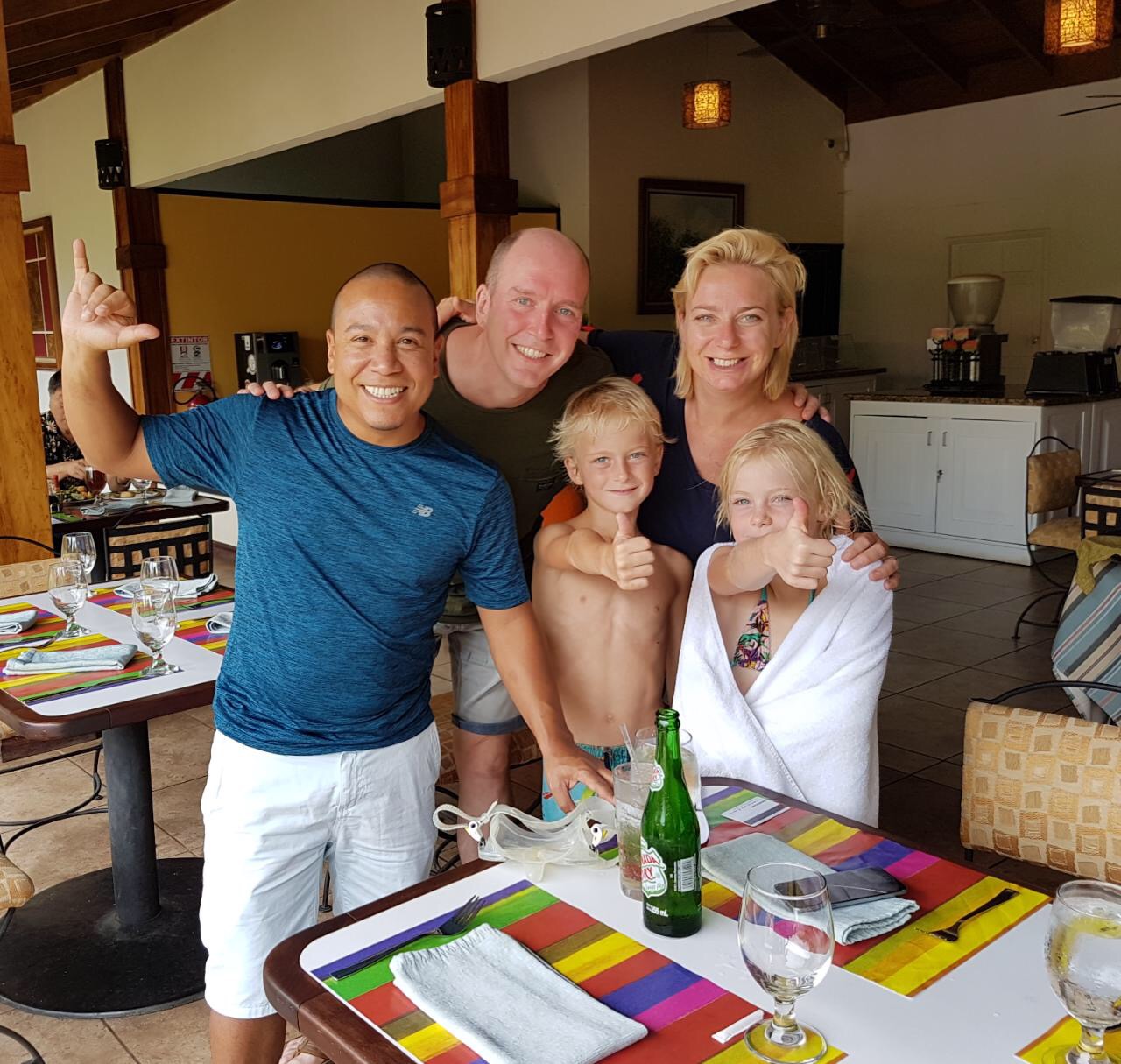 Gezin poserend met local hero Wil uit Costa Rica
