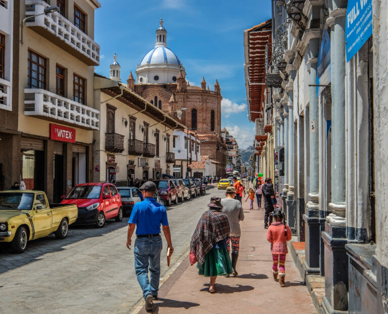 een straatje in Cuenca, met de kathedraal op de achtergrond