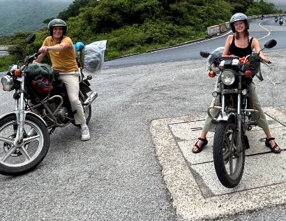 twee motoren aan de kant van een kronkelende weg in de bergen van Vietnam