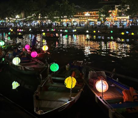 bootjes in het water met kleurrijke lampionnen op de boeg van elk bootje