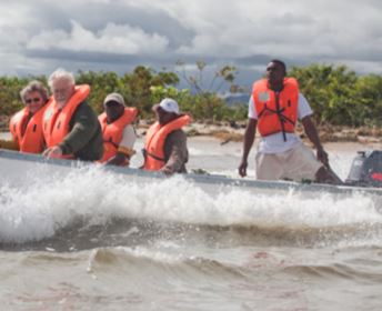 Reizigers en locals op boot varend door het water in Madagaskar
