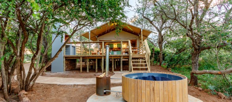 glamping tent met jacuzzi in pongola game reservaat in zuid-afrika