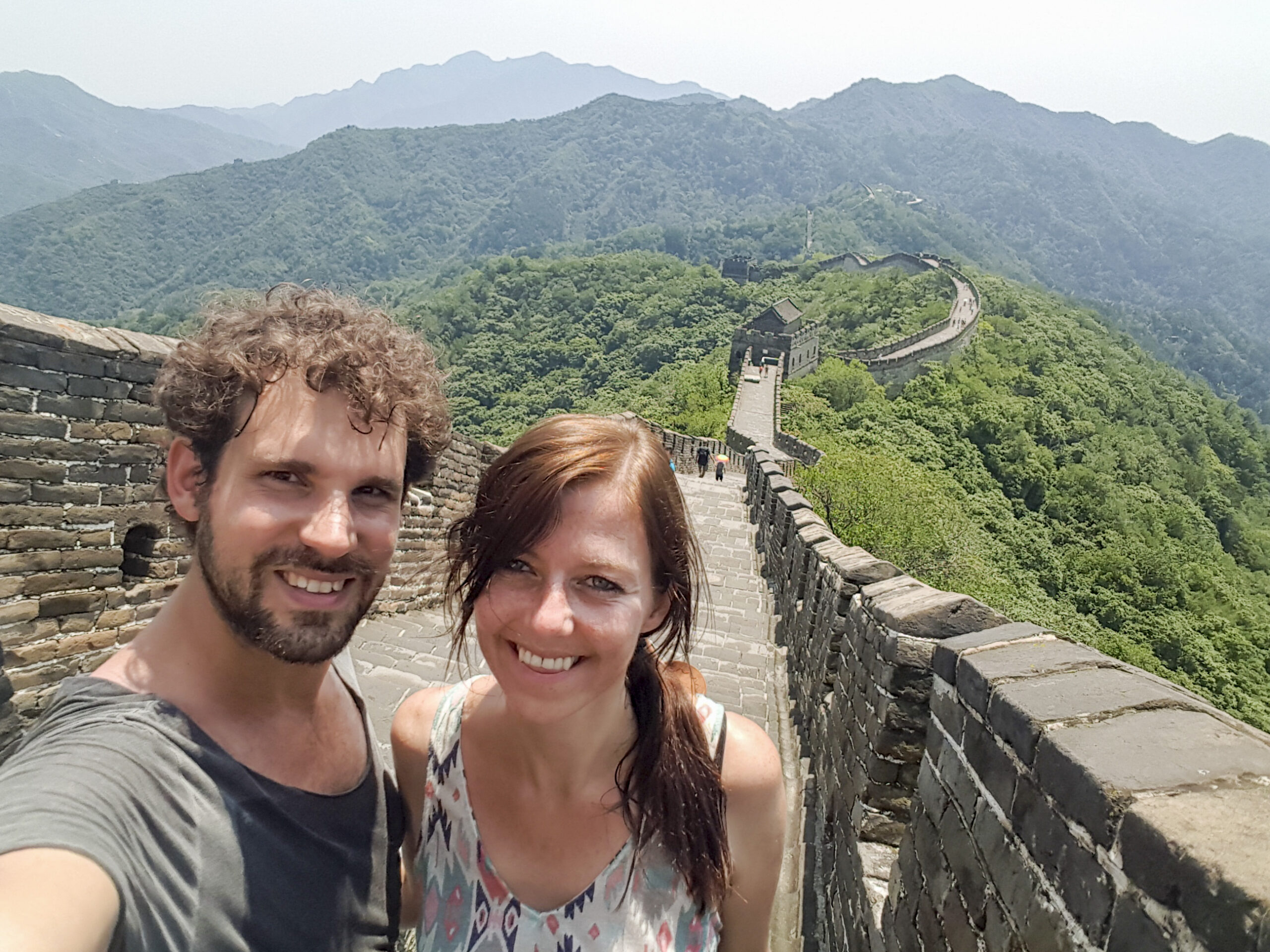 twee mensen poseren voor de Chinese Muur China