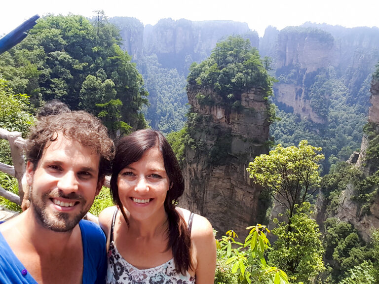 twee reizigers in het Zhangjiajie National Forest Park met zijn torenhoge karstformaties