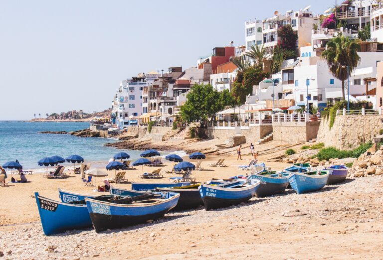 blauwe bootjes op het strand van Agadir