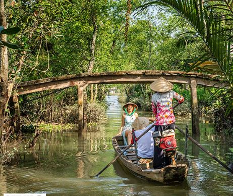 traditioneel bootje op de mekong delta, de bestuurder vaart door zich met een stok af te zetten in het water