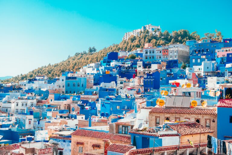uitzicht op een heuvel met de blauwe huisjes van Chefchaouen