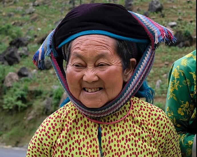 Een lachende traditioneel geklede Vietnamese vrouw