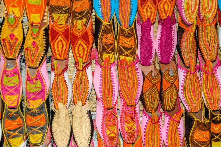 kleurrijke slippers hangen op een rijtje op de markt in Fez