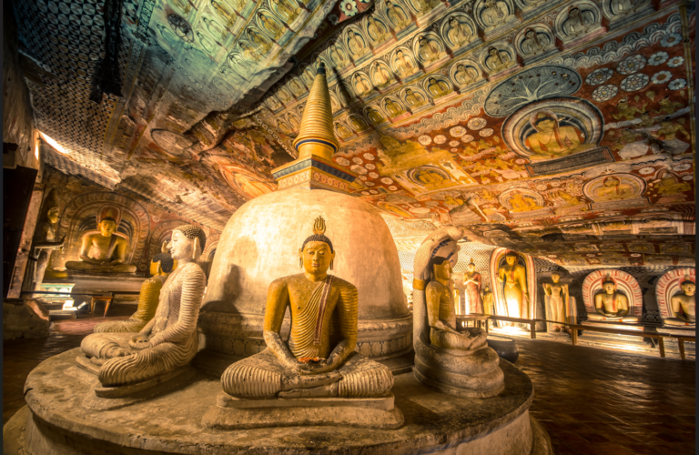 gouden buddha beelden in de Dambulla grot tempel Sri Lanka