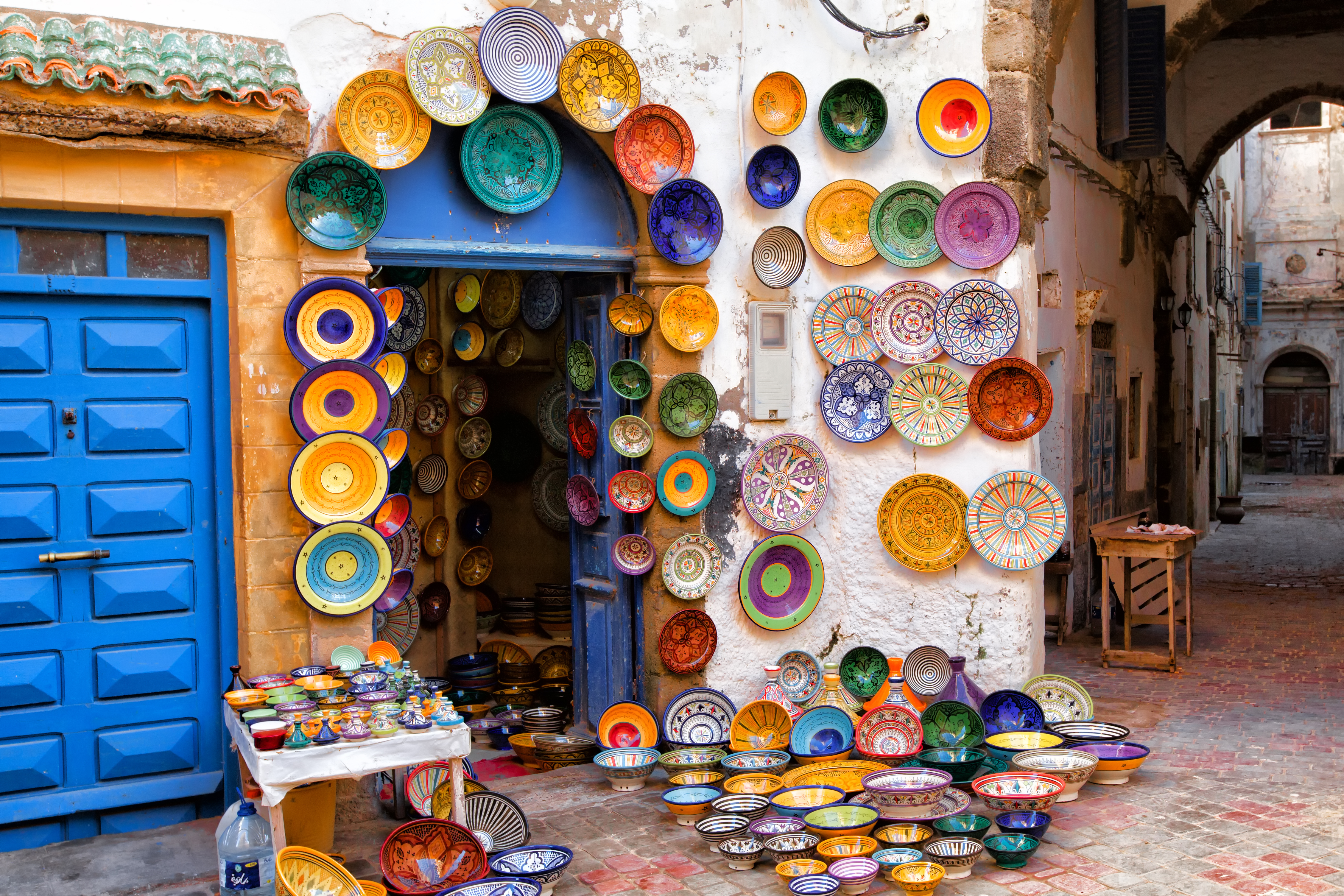 huisje met kleurrijke borden in essaouira marokko
