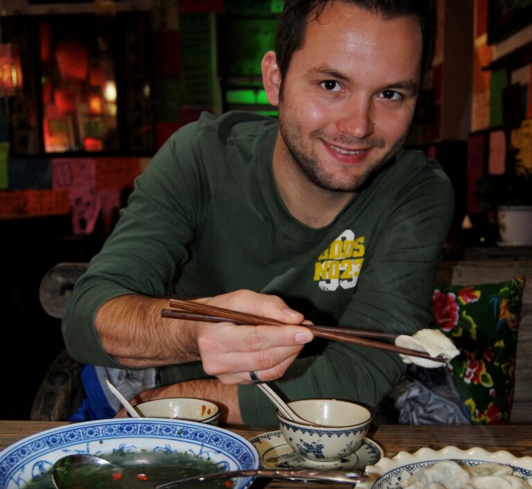 reiziger eet dumplings met stokjes in china