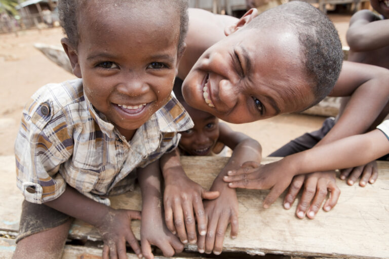 Lokale kinderen lachend naar de camera in Madagaskar